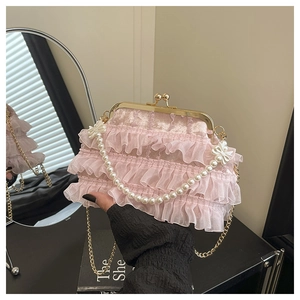 Vue détaillée du sac à main plissé en dentelle rose avec anse perle et chaîne