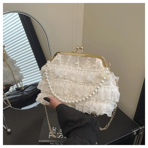 Détail du sac de soirée élégant en dentelle beige avec poignée perle et fermoir doré