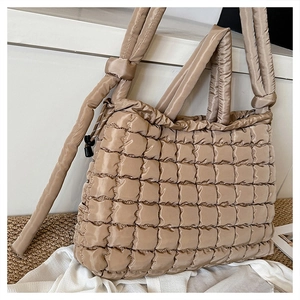 Détail du sac fourre-tout matelassé kaki avec texture bulle et bandoulière rembourrée