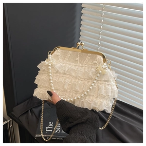 Détails du sac pochette en dentelle blanche avec anse en perles et chaîne dorée vintage