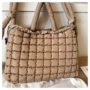 Détail du sac cabas matelassé kaki montrant la texture nylon et l'anse bouffante