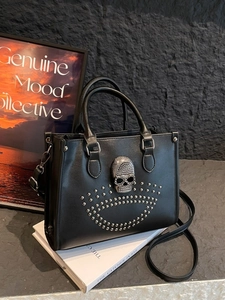 Sac cabas noir avec tête de mort argentée et rivets, incluant une bandoulière