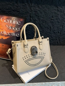 Sac fourre-tout beige crème avec tête de mort argentée et détails de clous métalliques