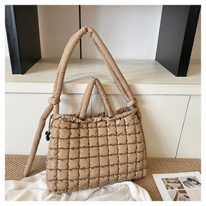 Détail d'un sac cabas matelassé kaki avec texture plissée douce et doubles anses chic