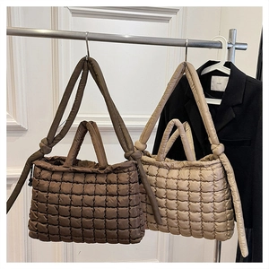 Détail de la texture matelassée bulle du sac fourre-tout rembourré marron et beige