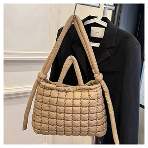 Détail macro du sac cabas matelassé avec bandoulière à nœud au design tendance
