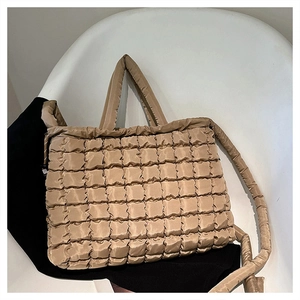 Détail du sac cabas en nylon matelassé kaki avec texture bouffante et bandoulière