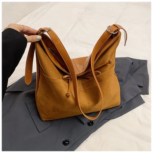Détail du sac cabas caramel montrant le mélange de textures daim et cuir avec cordon