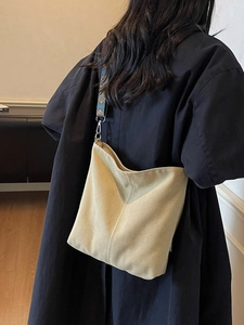 2025 stylish khaki canvas bucket bag with retro patterned strap on female model