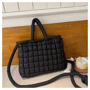 Détail du sac cabas matelassé noir avec des bretelles rembourrées et poignées souples