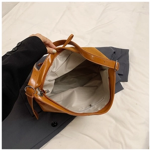 Grand sac à épaule en cuir marron avec bandoulière réglable et poches internes
