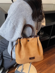 Sac seau rétro en daim caramel avec cordon en cuir et bandoulière pour femmes