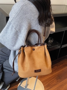 Sac seau vintage en daim marron avec doubles poignées et bandoulière pour femme