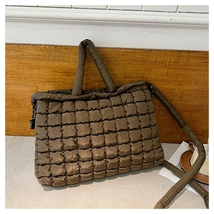 Détail du sac cabas matelassé marron avec poignées et cordon de serrage réglable