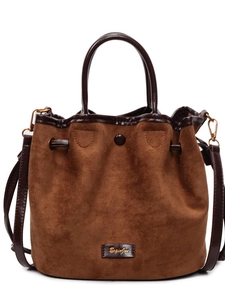 Sac seau rétro en daim marron foncé avec bandoulière en cuir et fermeture à cordon