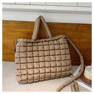 Gros plan d'un sac cabas matelassé marron café avec texture bulle et bandoulière