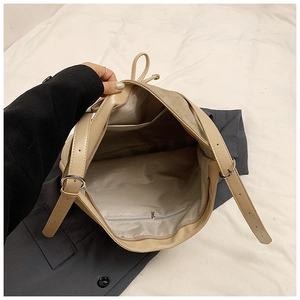 Détail de l'intérieur du sac avec poche zippée et bandoulière réglable pratique