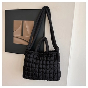 Vue détaillée du sac cabas matelassé noir avec bandoulière à nœud et texture à carreaux