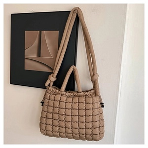 Vue détaillée du sac fourre-tout matelassé avec cordon de serrage couleur latte