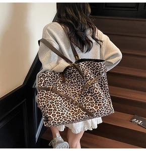 Dettaglio borsa tote leopardata in pelle scamosciata con spalline marroni e fibbia d'oro