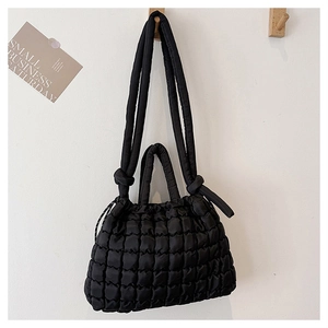 Détail du sac cabas noir matelassé avec texture bulle et design de bandoulière nouée