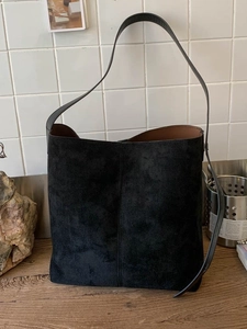 Schwarze Wildleder-Tragetasche im Boho-Stil mit braunem Futter und schlichter Nahtführung