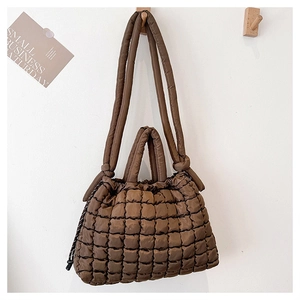Détail du sac fourre-tout matelassé marron foncé avec doubles anses et cordons de serrage