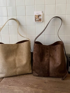 Bohemian Wildleder Shopper in Beige und Dunkelbraun mit minimalistischem Design