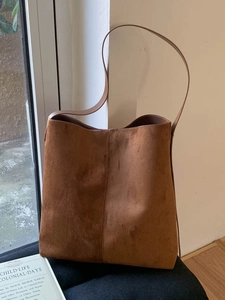 Braune Shopper-Tasche aus Wildleder im minimalistischen Boho-Stil mit großem Volumen