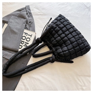 Détail du sac à bandoulière matelassé noir avec poignées en corde rembourrées et nœuds