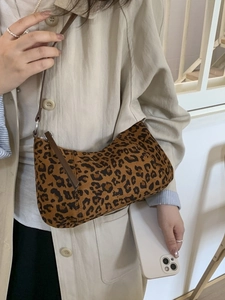 Sac bandoulière rétro à motif léopard pour femme avec un design en croissant épuré