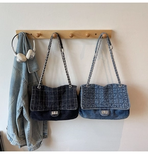 Détail de sacs bandoulière en denim vintage avec motif matelassé et chaîne en métal