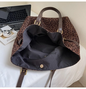 Dettagli interni della borsa tote leopardata con chiusura magnetica e tasca zip