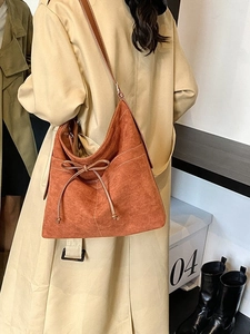 Sac hobo rétro en daim caramel avec nœud décoratif et surpiqûres blanches contrastées