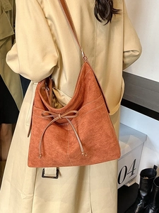 Sac fourre-tout en daim caramel avec nœud et coutures contrastées pour l'automne