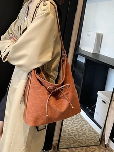 Grand sac hobo en daim marron avec nœud, style bandoulière chic pour femme en automne