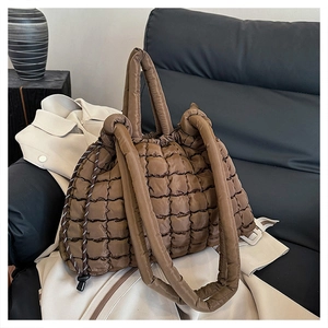 Vue détaillée du sac cabas matelassé marron en nylon brillant avec cordon de serrage chic