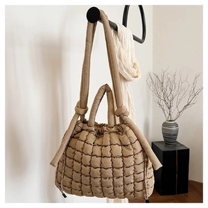 Détail du sac bandoulière matelassé kaki avec tissu rembourré doux et brides nouées
