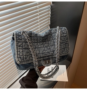 Détail du sac en denim matelassé vintage avec fermoir pivotant et chaîne en argent