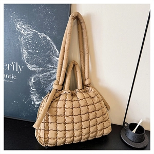 Détail de la texture matelassée et de la bandoulière nouée sur le sac cabas kaki chic