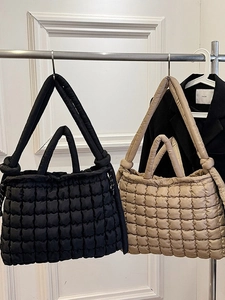 Sac à Épaule Matelassé pour Femme Grande Capacité en Nylon Rembourré Sac Fourre-tout Léger à Bulles Plissé Sac à Bandoulière Main Décontracté