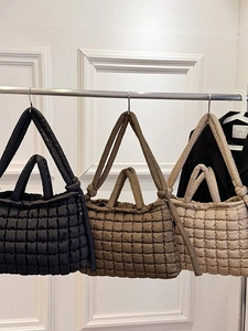 Sac fourre-tout matelassé noir, café et beige avec poignées à nœuds design