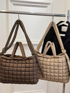 Sac fourre-tout matelassé chic en café et beige avec doubles poignées et bandoulières