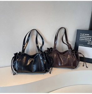 Détails des sacs en cuir PU premium noir et café avec œillets métalliques élégants