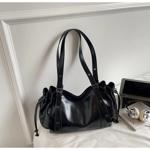 Sac fourre-tout en cuir PU noir brillant avec cordon et bandoulière réglable