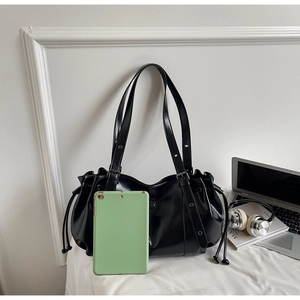 Détail du grand sac cabas noir en similicuir montrant sa grande capacité pour tablettes