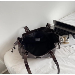 Vue intérieure du grand sac cabas en simili cuir avec poche spacieuse et sangle réglable