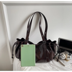 Détail d'un grand sac fourre-tout en cuir PU marron brillant avec tablette incluse