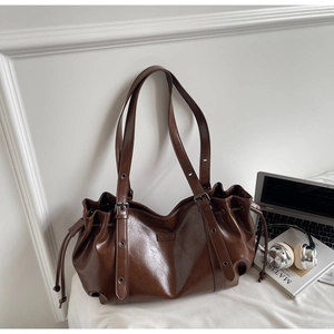 Détail du sac cabas en cuir PU marron foncé brillant avec fermeture à cordon serrage