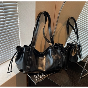 Vue détaillée du sac porté épaule en cuir PU noir texturé avec cordon et détails métalliques